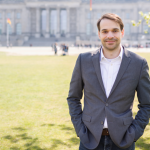 Sebastian Jabbusch vor dem Reichtstagsgebäude