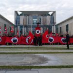 Apfelfront erobert symbolisch das Kanzleramt Apfelfront erobert symbolisch das Kanzleramt